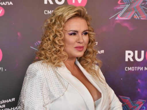 «Денис руки с живота не убирает»: 46-летнюю Анну Семенович поздравляют с беременностью