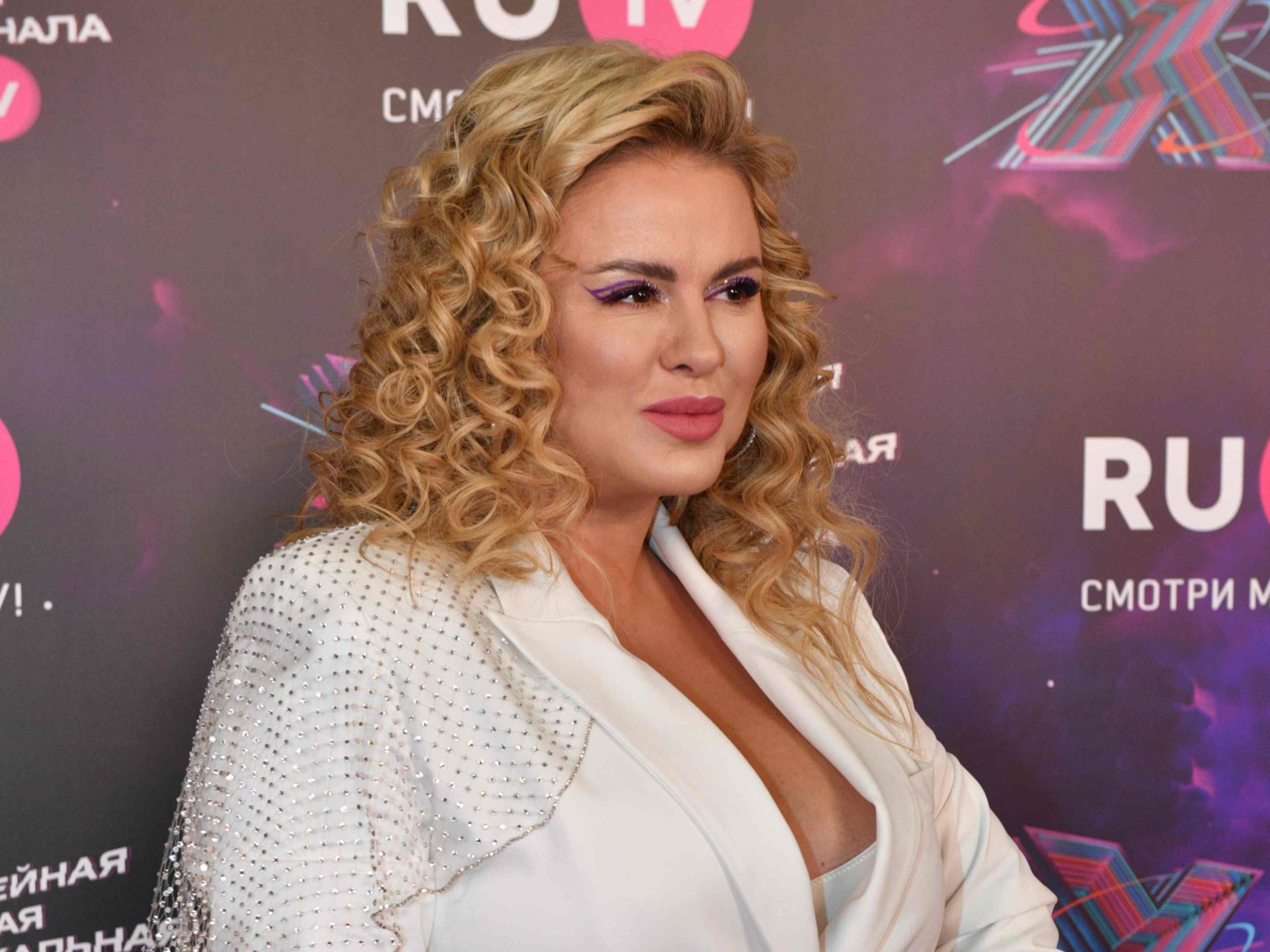 «Денис руки с живота не убирает»: 46-летнюю Анну Семенович поздравляют с беременностью