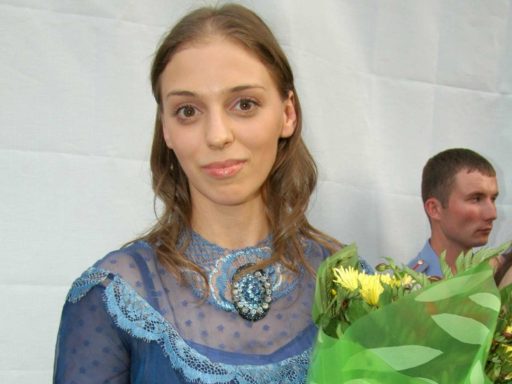 «Левый глаз видит только на 10%»: звезда сериала «Не родись красивой» Нелли Уварова стремительно теряет зрение и слух