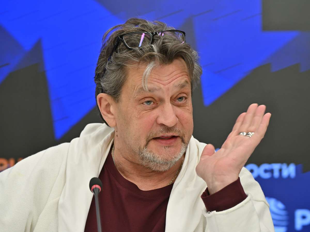 «Нацепил бандану, фенечки и модные очечи»: Александр Домогаров расцвел рядом с молодой возлюбленной
