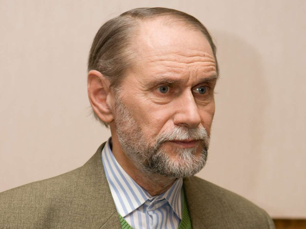 «Ни памятника, ни цветов»: могила сатирика Виктора Коклюшкина заброшена