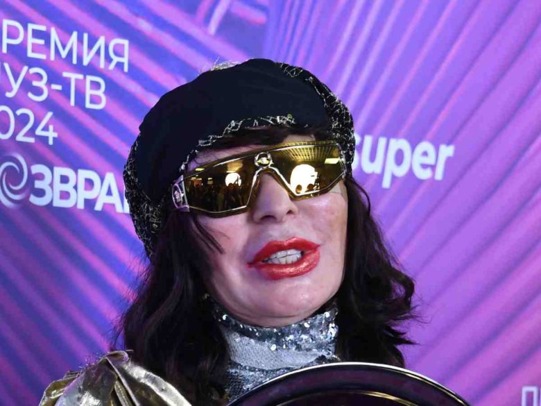 «Они возвращались из леса в отель»: 64-летнюю Жанну Агузарову поймали с 22-летним парнем