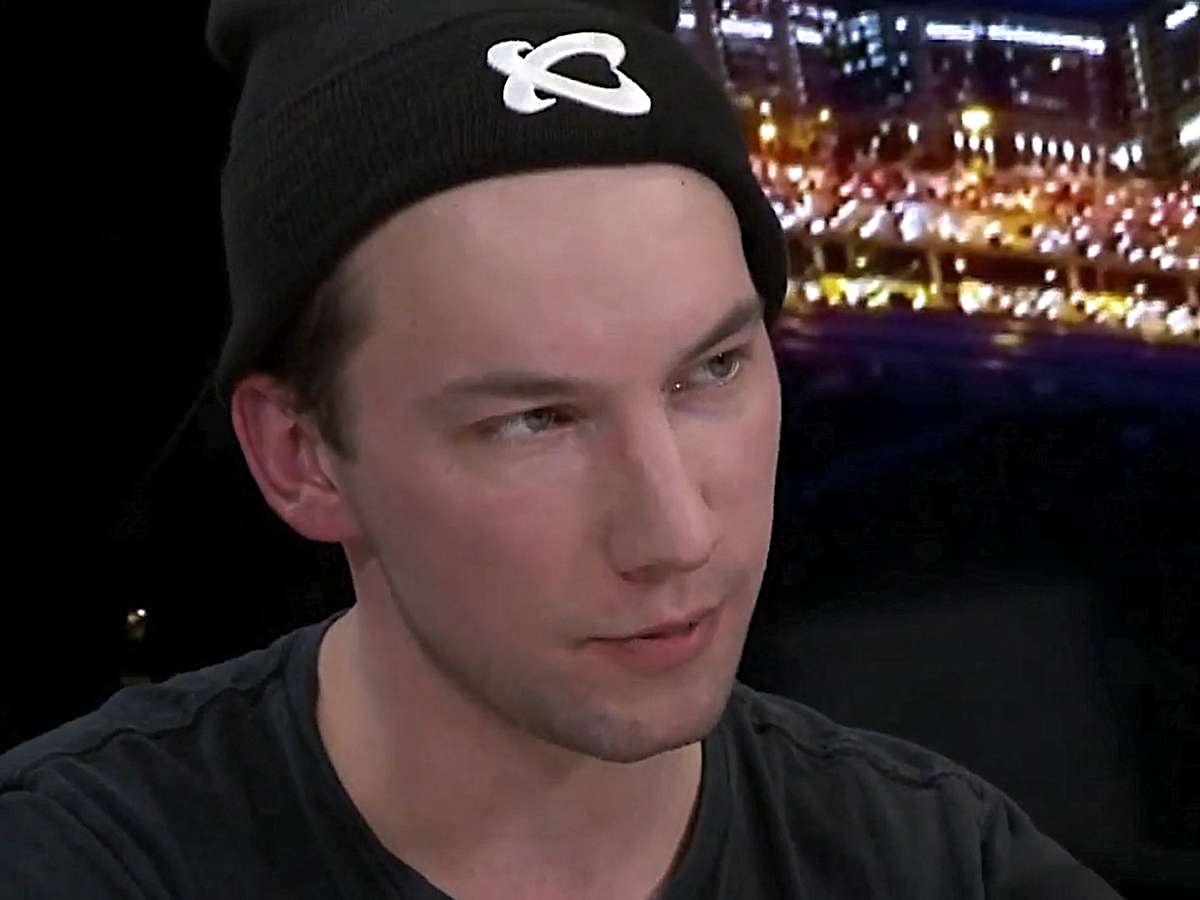 «Склизкая и потная субстанция»: Кирилл Емельянов из «Кадетства» оскорбил полную женщину и угодил в скандал