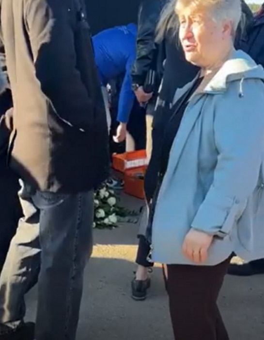 «Когда стали закапывать гроб»: 90-летней маме Сергея Соседова стало плохо у могилы сына
