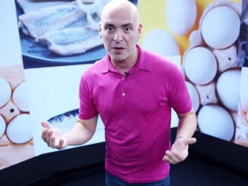 Эмигрировал с сыном и мамой: как сейчас живет ведущий программы «Контрольная закупка» Антон Привольный