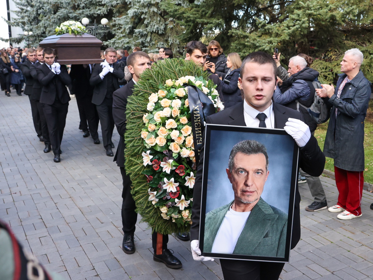 «Когда стали закапывать гроб»: 90-летней маме Сергея Соседова стало плохо у могилы сына