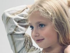 Мини-юбка, чокер и сумочка: 13-летняя Лиза Галкина и ее мама Алла Пугачева встретились с Томасом Андерсом из Modern Talking