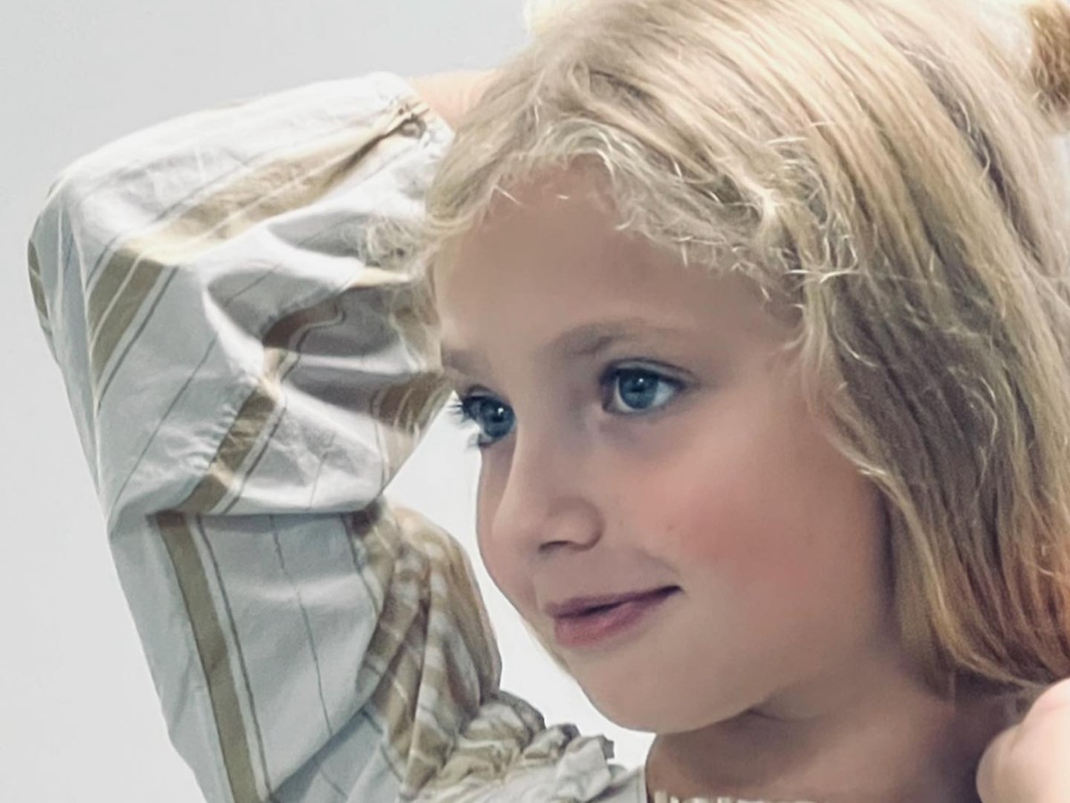 Мини-юбка, чокер и сумочка: 13-летняя Лиза Галкина и ее мама Алла Пугачева встретились с Томасом Андерсом из Modern Talking