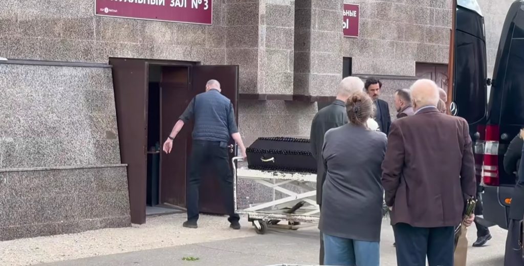 Похудела на 30 кило, лежала со сломанной ногой: не появившаяся на похоронах невестка уверяет, что беспомощная Трубникова не была брошена