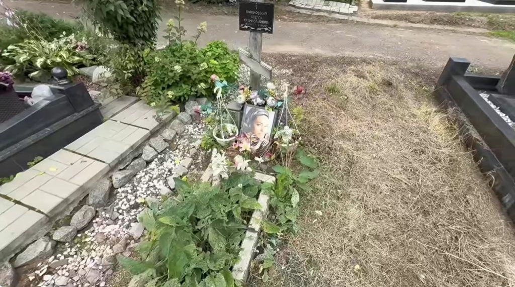 «Я ей писала и звонила, предлагала все оплатить»: Анфиса Чехова 9 лет не может поставить памятник на могиле Стеллы Барановской из-за ее матери