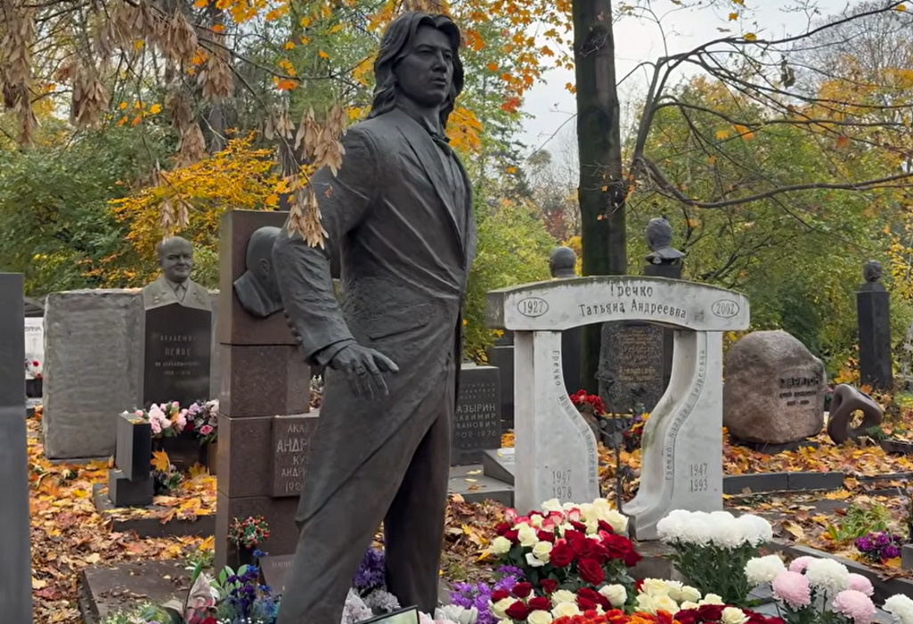 Похоронил сына и любимую жену: старенький отец расплакался на могиле Дмитрия Хворостовского