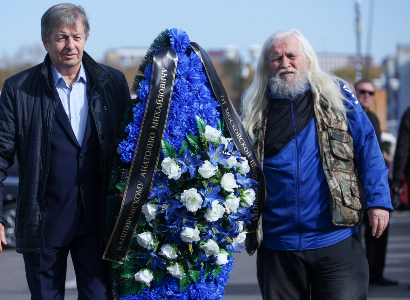 Бывшей жене стало плохо, а у молодой вдовы случилась истерика у гроба: как прошло прощание с Анатолием Кашпировским