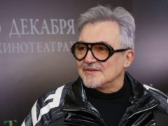 «Хватит мне красоток!»: брошенный молодой женой Дибров вывел в свет новую подругу