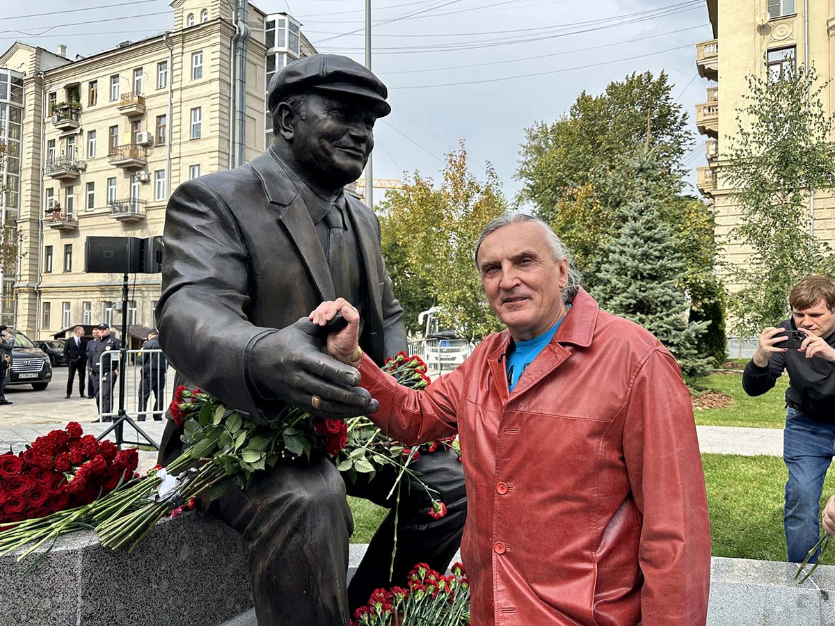 Игорь Новиков у памятника Юрию Лужкову