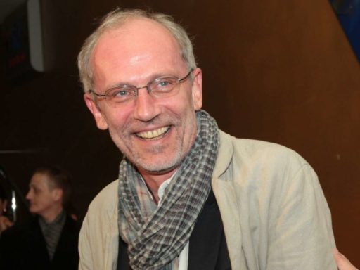 «Он даже не папа, он дедушка для нее»: 62-летнего Александра Гордона разнесли в пух и прах после нового фото с 24-летней женой
