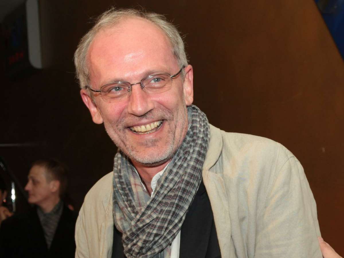 «Он даже не папа, он дедушка для нее»: 62-летнего Александра Гордона разнесли в пух и прах после нового фото с 24-летней женой