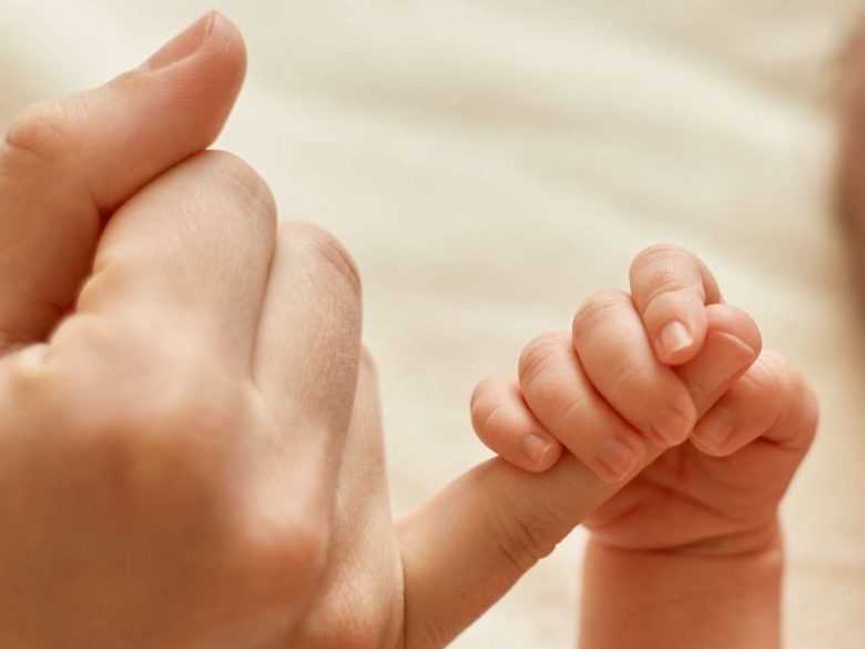 Родившая в туалете Шереметьево женщина задушила младенца туалетной бумагой и умерла сама: подробности