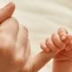 Родившая в туалете Шереметьево женщина задушила младенца туалетной бумагой и умерла сама: подробности