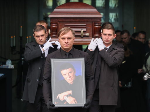 «Ты будешь лечить!»: перед смертью Кашпировский провел необычный обряд на могиле дочери